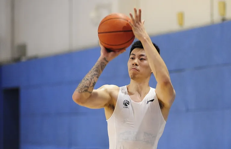 张镇麟:换号码没有太大的寓意,希望球队能退役我两个号码