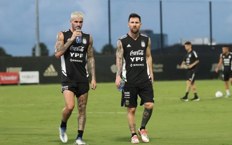 梅西这张合照火了 梅西离队照片 三个梅西照片 梅西 合照